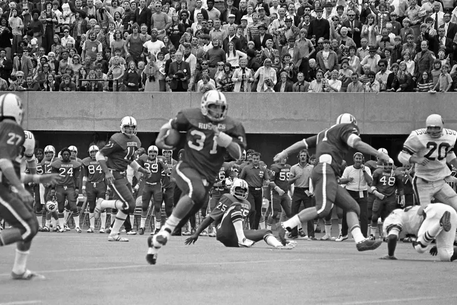 Vintage NIU game action with Huskie #31